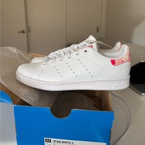 BNWT Adidas Stan Smith shoe sneakers, white and pink floral W 6.5